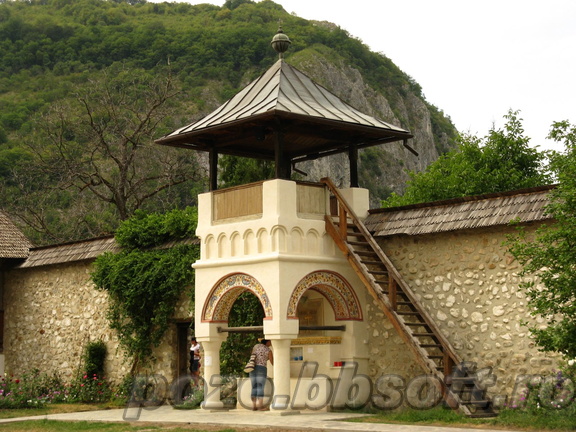 Manastirea Polovragi - turn cu apa sfintita