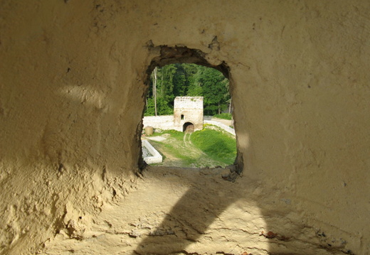 Cetatea Rasnov - vedere in cetate - printr-o deschidere