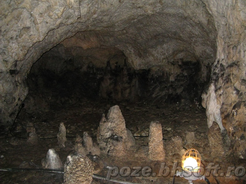 Pestera Muierilor - cateva stalagmite mici