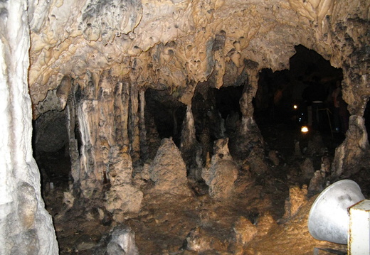 Pestera Muierilor - coloane si stalagmite