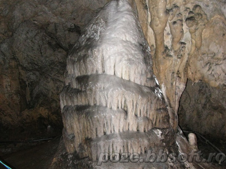 Pestera Muierilor - stalagmita domul mic