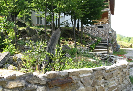 Biserica Candea - zid de piatra in curtea interioara