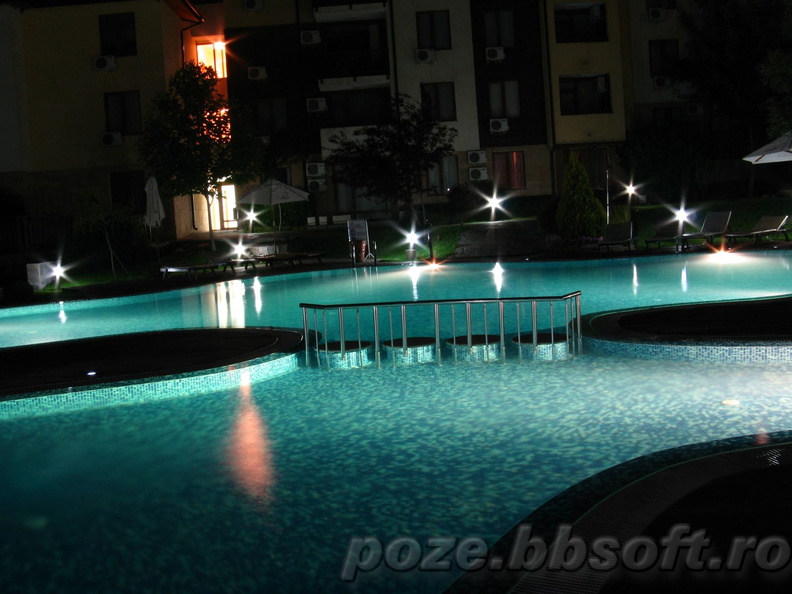 piscina-medie-cu-lumini-noaptea-garden-of-eden.jpg