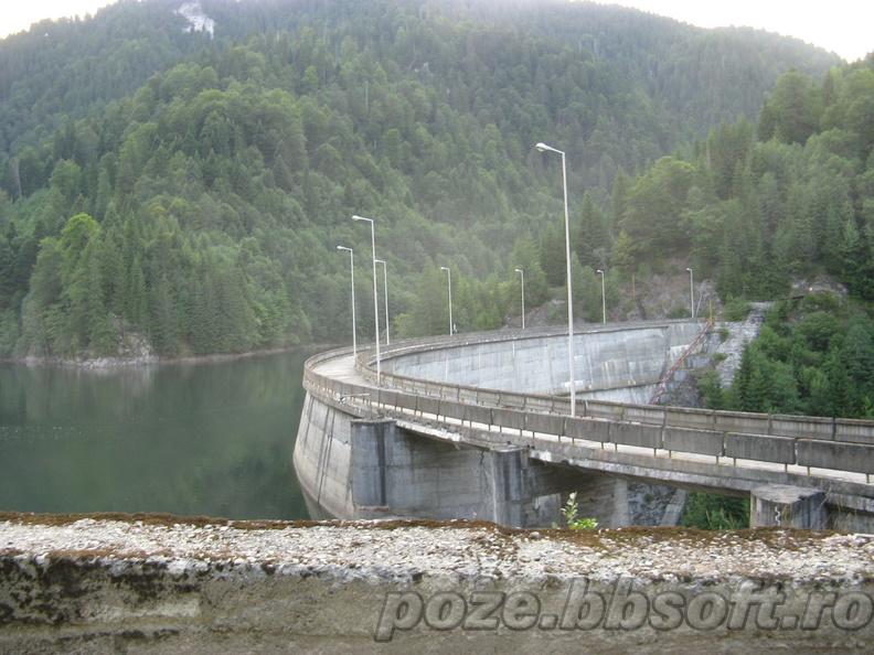 cheile-oltetului-lacul-si-barajul-petrimanu.jpg