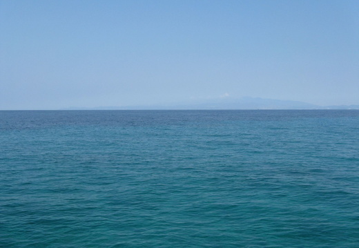 In larg pe Marea Egee cu vedere spre uscat
