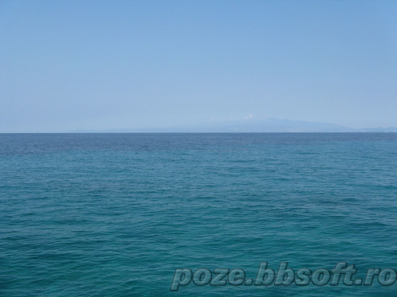 In larg pe Marea Egee cu vedere spre uscat