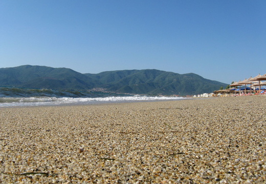 Plaja Nea Varsna cu vedere spre Stavros