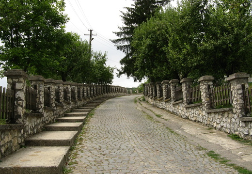 Manastirea Govora - drumul pietruit