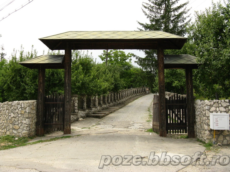 Manastirea Govora -poarta de lemn de la intrare
