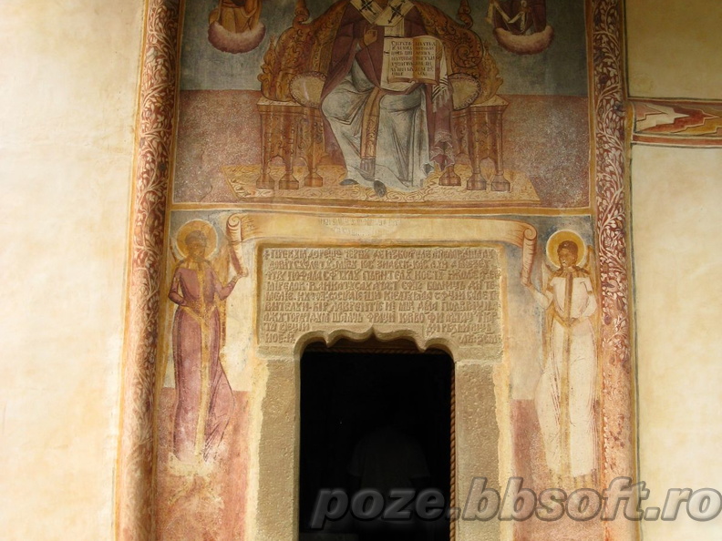Manastirea Polovragi - intrarea in Biserica Bolnita Sf Nicolae