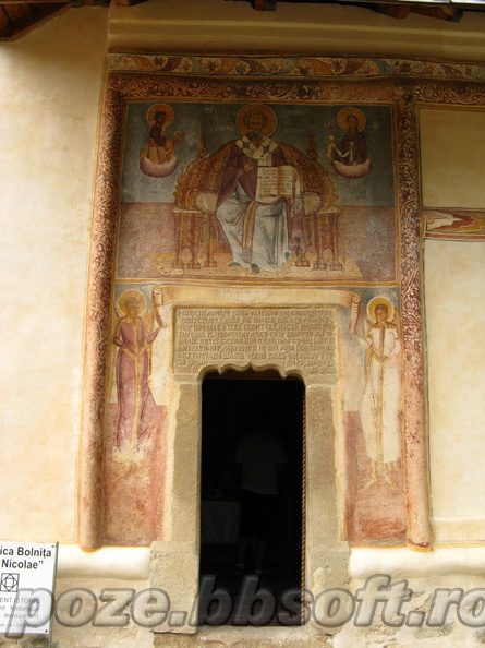 manastirea-polovragi-intrarea-in-biserica-bolnita-sf-nicolae.jpg