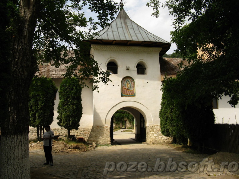 Manastirea Polovragi - intrarea in manastire