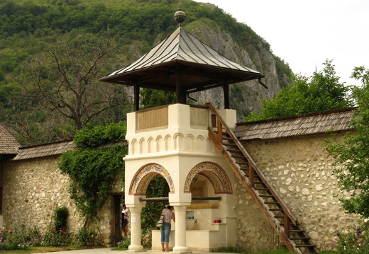 Manastirea Polovragi - turn cu apa sfintita