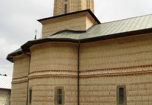 Manastirea Polovragi - vedere din lateral