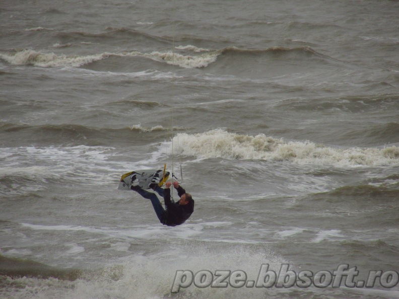 windsurfing-saritura-marea-nodrului-vant-puternic-valuri.jpg