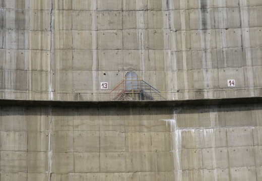 Barajul paltinu - Usa de control pe fata barajului