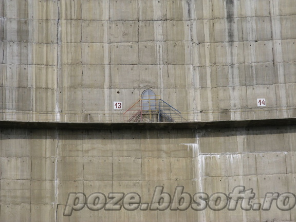 Barajul paltinu - Usa de control pe fata barajului