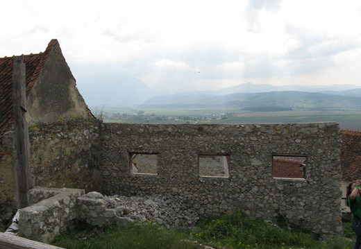 Cetatea Rasnov - vedere in cetate - ziduri interioare