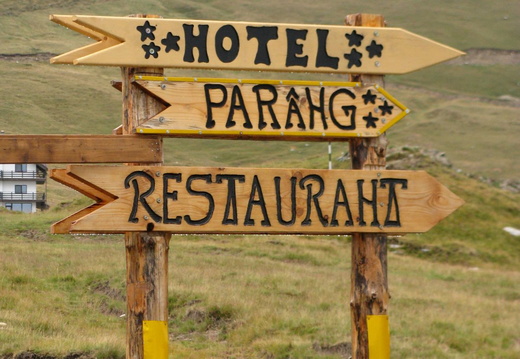 Transalpina - indicator spre hotel Parang - dupa ploaie