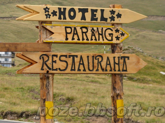 Transalpina - indicator spre hotel Parang - dupa ploaie