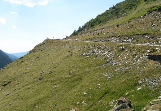 Transfagarasan - drum in panta pe marginea muntelui