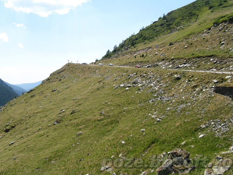 transfagarasan-drum-in-panta-pe-marginea-muntelui.jpg