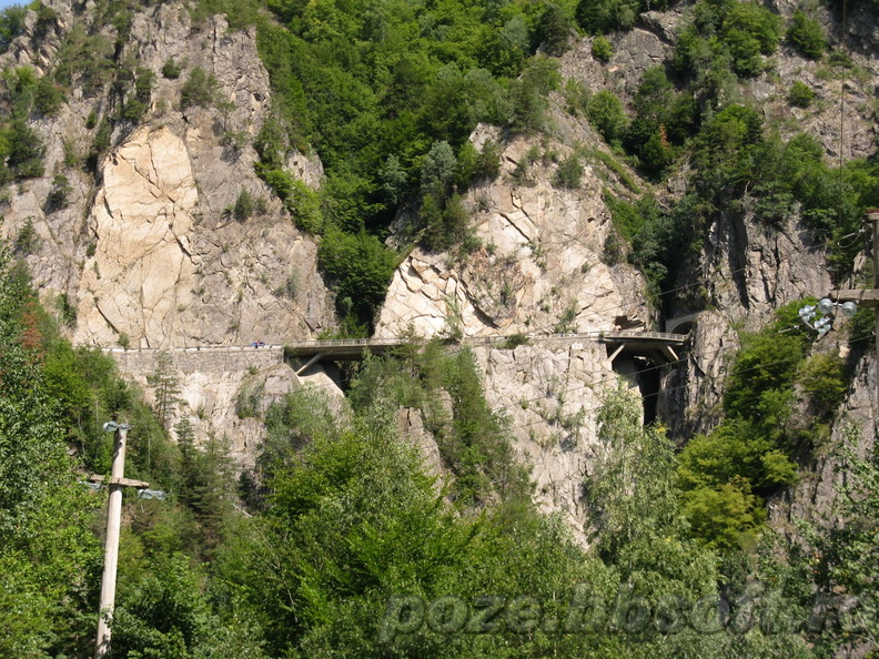 Transfagarasan - iesirea din tunel cu poduri pe stanca