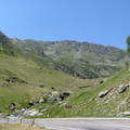 Transfagarasan - muntii cu stanci si o parte de sosea