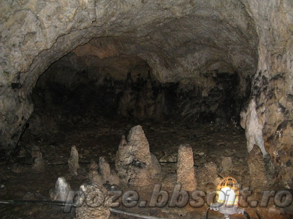 Pestera Muierilor - cateva stalagmite mici