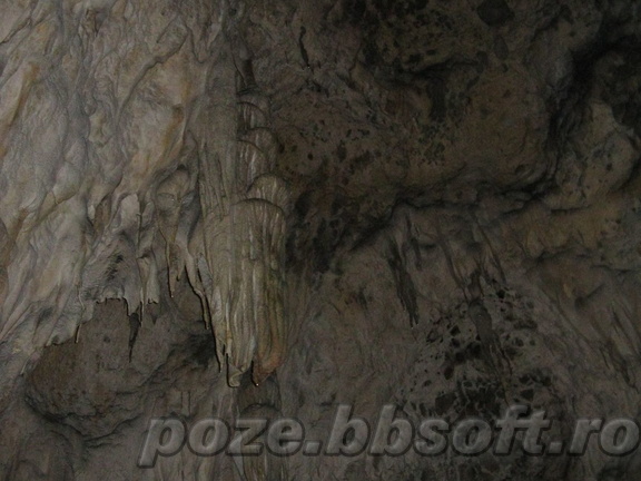 Pestera Muierilor - stalactita cu forma de cascada pe tavan