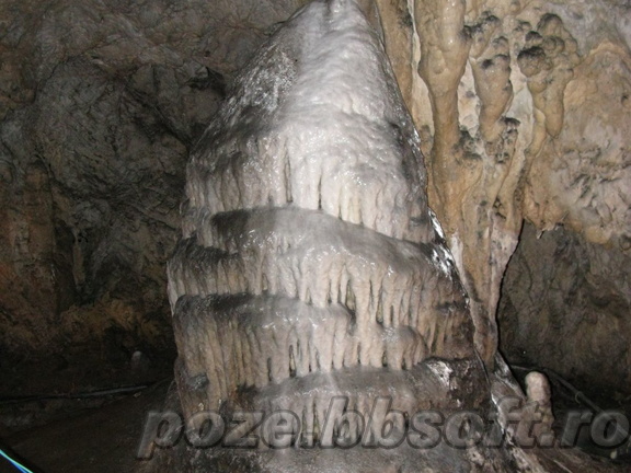 Pestera Muierilor - stalagmita domul mic