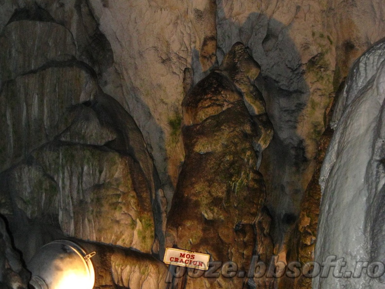 Pestera Muierilor - stalagmita mos craciun