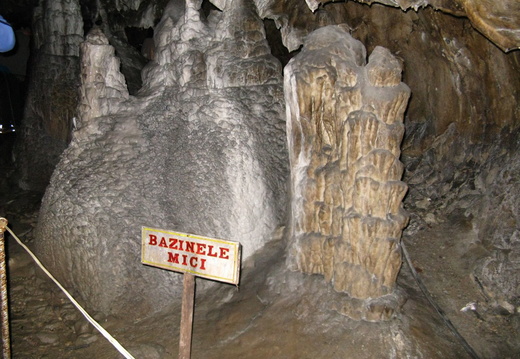 Pestera Muierilor - stalagmite bazinele mici