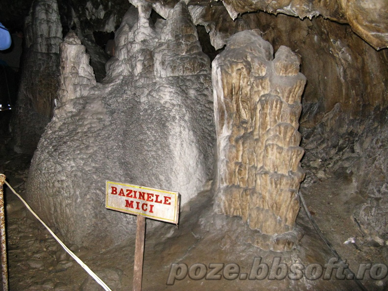 Pestera Muierilor - stalagmite bazinele mici