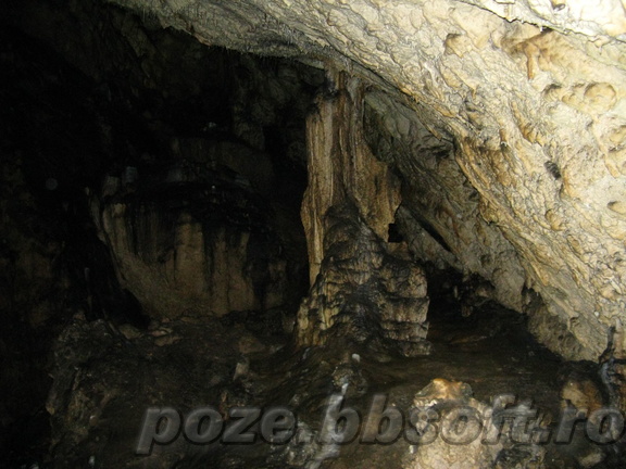 Pestera Valea Cetatii Rasnov - interiorul pesterii - o coloana groasa