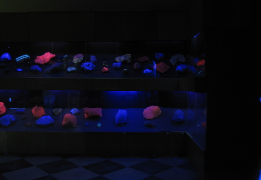 Camera cu pietre florescente la ultraviolete