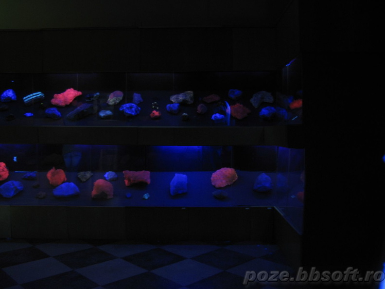 camera-cu-pietre-florescente-la-ultraviolete.jpg