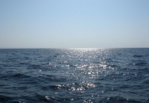 Marea Egee cu soarele stralucind deasupra