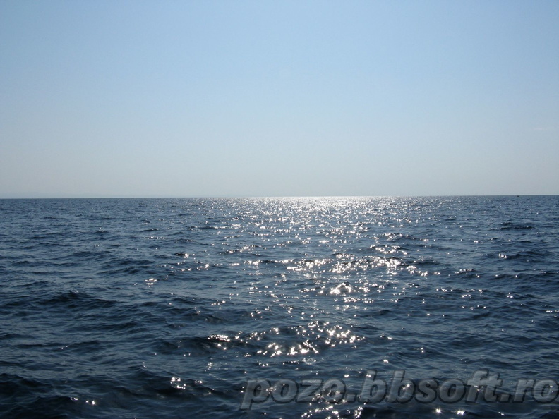 Marea Egee cu soarele stralucind deasupra